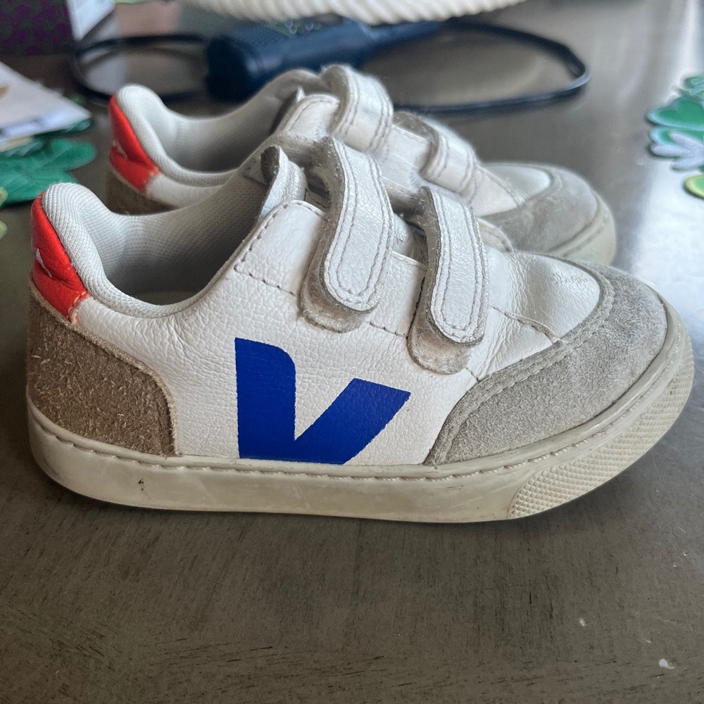 Tennis shoes